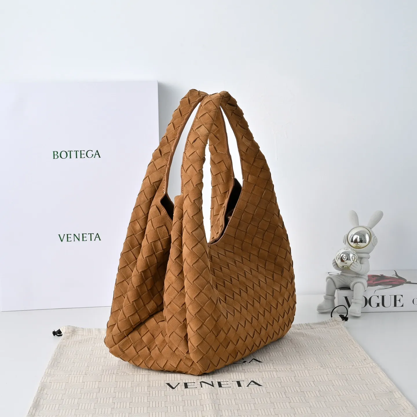 Batch 2160 BV new product suede Campana handbag The classic return of the Campana handbag is retro and charming ☄️Inspired by the classic collection of 2004🌟Each leather strip is made of two layers of Nappa lambskin🐏, showing the ultimate craftsmanship of full weaving inside and outside. The bag is super light, uses leather straps to open and close, and is equipped with a hidden magnetic buckle. It has two forms that can be switched, and the capacity is amazingly large. Whether it is for daily travel or to carry various small items✈️, it can be easily carried! Grab two hands for commuting and dating, and bring out French laziness🌤️ Model: 4249 Size: 33x20x16.5